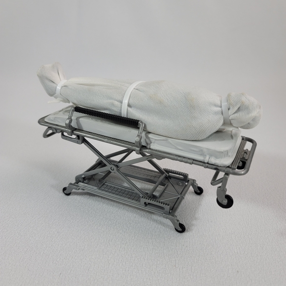 X-Files 1998 Body On Hospital Gurney Toy Figure By McFarlane Toys - Picture 15 of 15